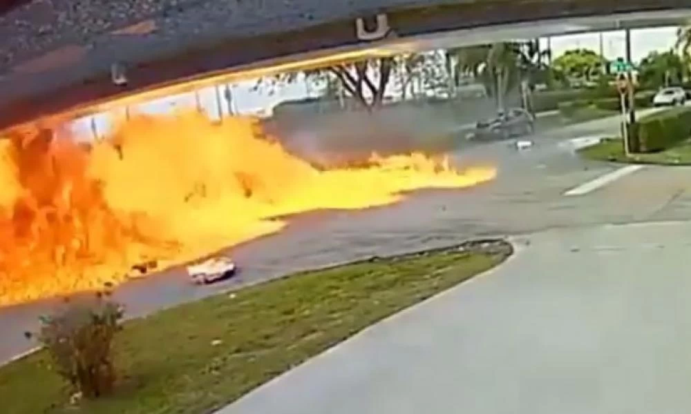 Σύγκρουση αεροπλάνου με αυτοκίνητο στο αεροδρόμιο της Φλόριντας